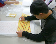 おおぐち工房作業風景<贈答用タオルたたみ>