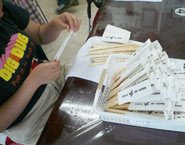 おおぐち工房作業風景<割り箸詰め>